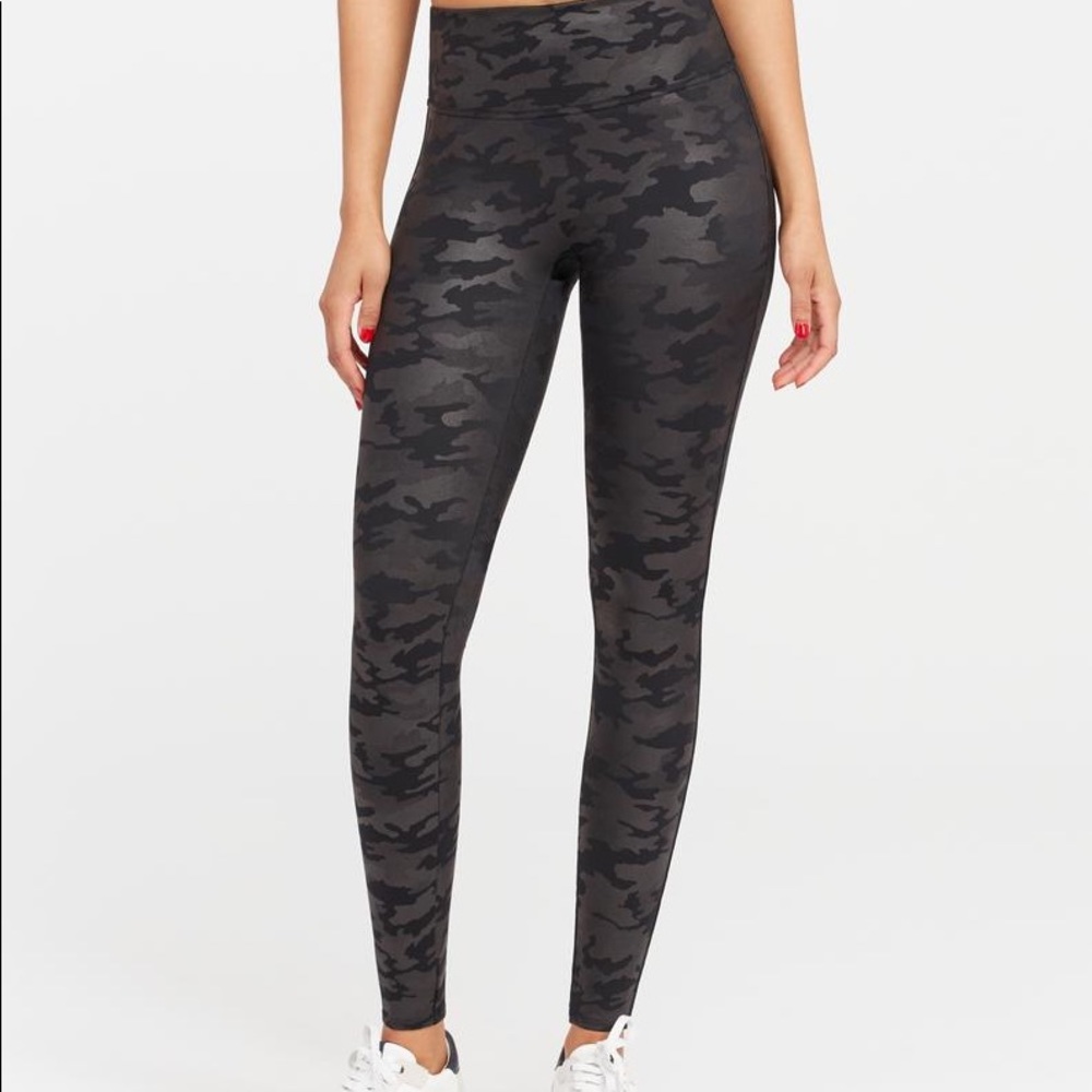 Spans Faux Leather Camo Leggings